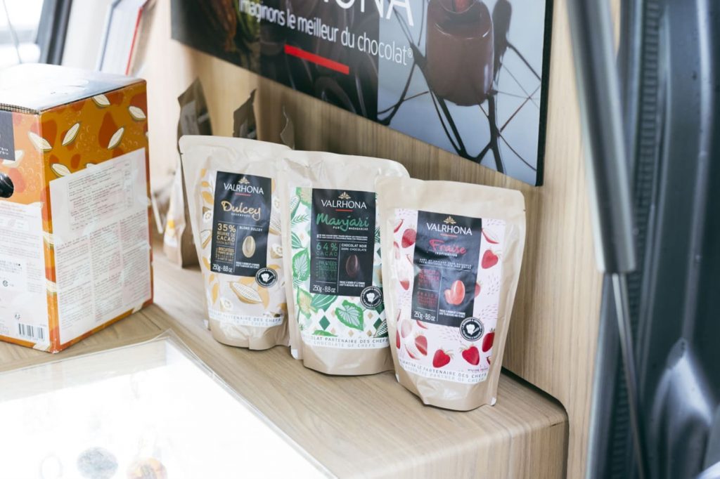 札幌のチョコレート専門店「ショコラティエ マサール」の駐車場に、フランスのショコラブランド「ヴァローナ」がヴァローナ・カーでやってきた ...